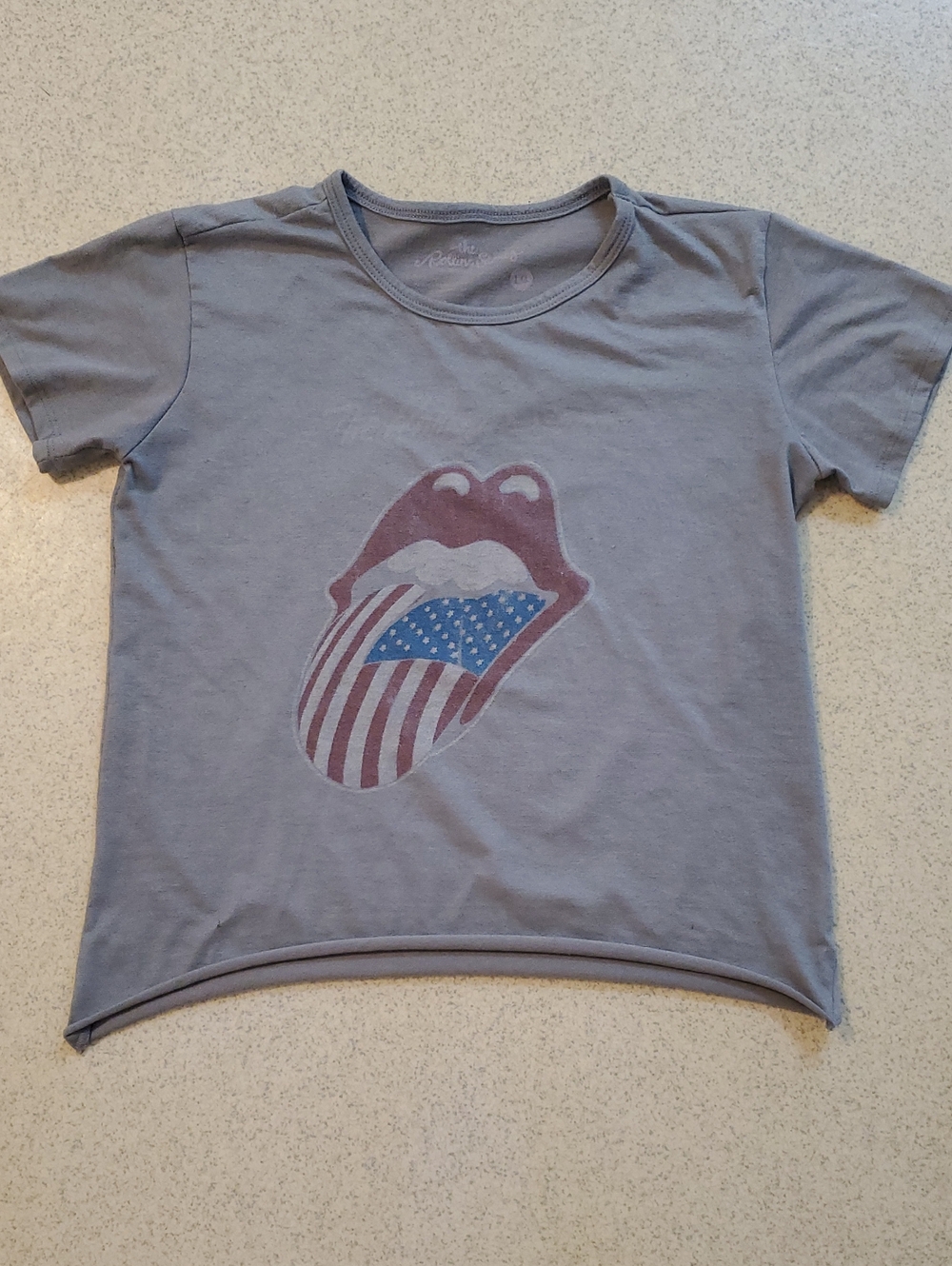 Short Sleeve Graphic Tee with Flag Tongue Print - Gray
